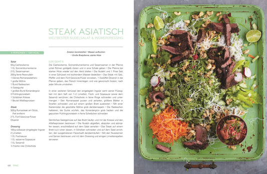 Ein asiatischer Steak-Nudelsalat mit frischen Kräutern auf einem Teller.
