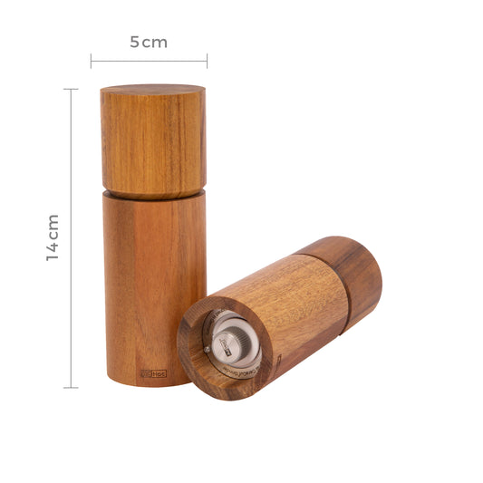 Zwei Holzgewürzmühlen, eine davon als Rimoco ACACIA mit sichtbarem Keramikmahlwerk.