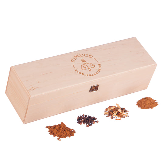 Weihnachts Geschenkbox mit Bio Ceylon Zimt und sichtbaren Gewürzen auf weißem Hintergrund.