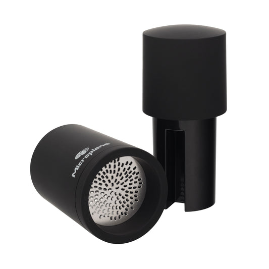 Zwei schwarze Microplane Muskatmühlen 2 in 1, eine steht aufrecht, eine liegt seitlich.