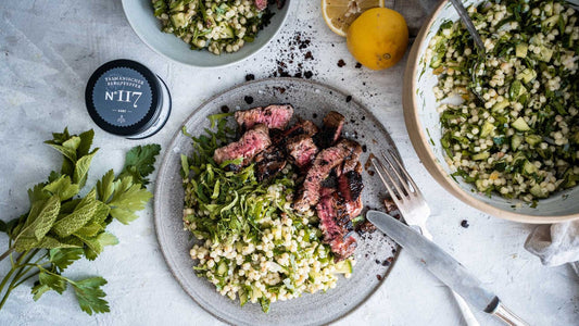 Saftiges Steak mit zitronigem Couscous-Kräuter-Salat