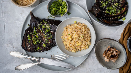 Aubergine mit Schwarzer-Knoblauch-Miso-Marinade und gebratenem Reis