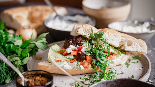 Köfte-Sandwich mit Ajvar-Creme und Gurken-Joghurt