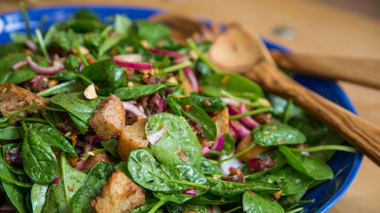 Spinatsalat mit Mandeln, Datteln & Pitabrot
