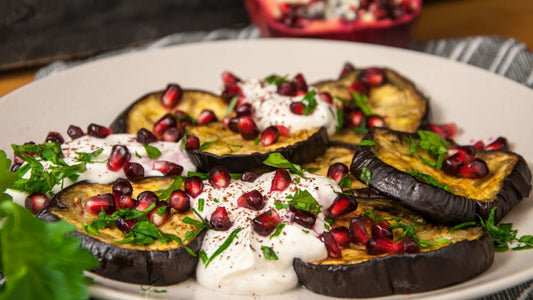 Pikante Aubergine mit Tahini-Joghurt und Granatapfelkernen