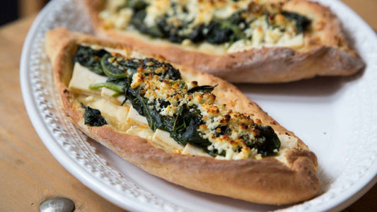 Pide mit Spinat Käse und Sucuk