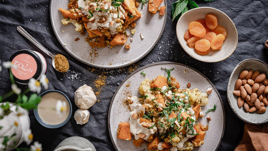 Orientalisches Ofengemüse mit Aprikosen, Mandeln und Tahini-Dressing