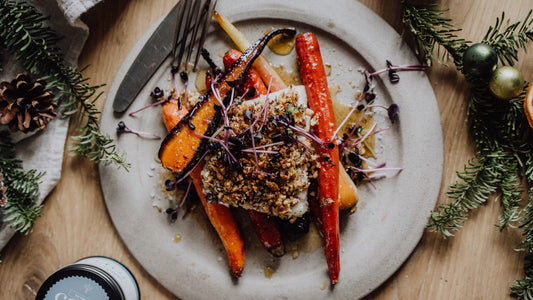 Zander mit Haselnusskruste, geschmorten Karotten und Vanille-Butter
