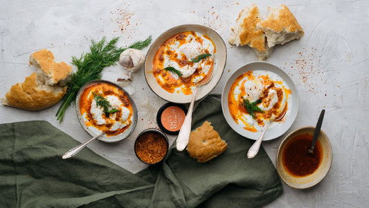 Çilbir - Türkische Frühstückseier