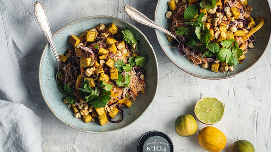 Asiatischer Reisnudelsalat mit Tofu und viel Koriander 