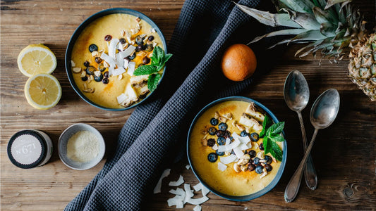 Smoothie Bowl mit Früchten, Nüssen & Kokoschips