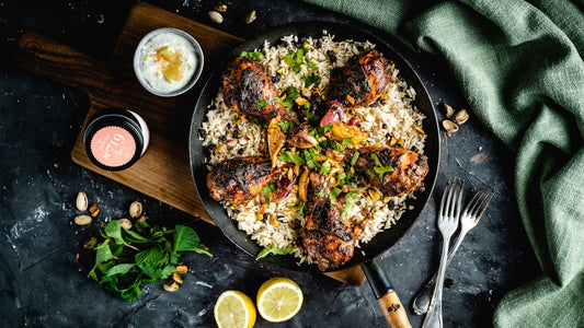 Baharat-Hähnchenschenkel mit orientalischem Reis und Zitronenjoghurt