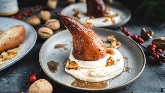 Glühweinbirnen mit griechischem Joghurt, Vanille-Honig & Walnüssen