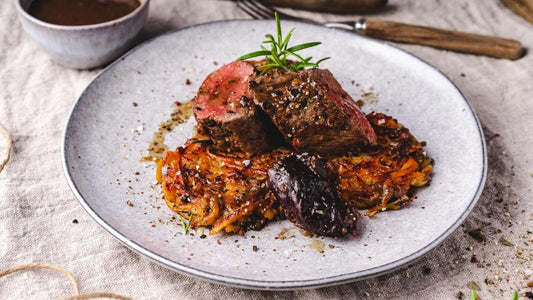Hirschkalbsrücken mit Pflaumen-Portwein-Sauce und Süßkartoffelrösti