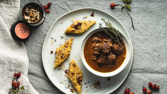 alt="Glühwein-Rindergulasch mit Thymian-Walnuss-Polenta"