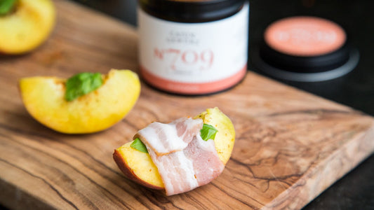 Gegrillter Pfirsich im Speckmantel 