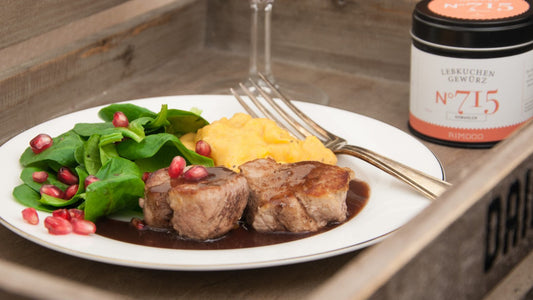 Schweinefilet in Rotwein-Lebkuchen-Sauce mit Süßkartoffelstampf und Feldsalat