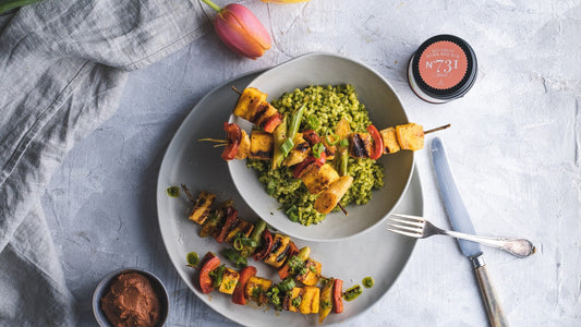 Gegrillte Mango-Halloumi-Spieße mit grünem Bulgur und Ajvar