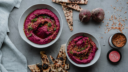 Rote Bete Hummus mit Dukkah und Fladenbrot