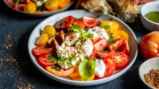 Tomate-Mozzarella-Salat mit Basilikumöl