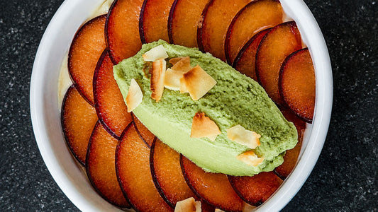 Cremiges Matcha Eis auf Pflaumen