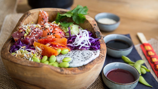 Poke Bowl mit Lachs, Thunfisch und Edamame