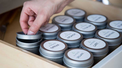 12er Pack der kleinen Gewürzdosen mit extra Aromadeckel inkl. 12 Etiketten