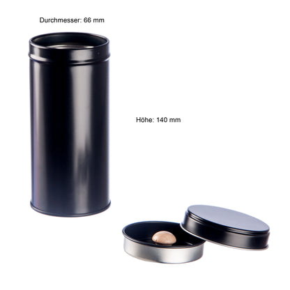 Sechs schwarze Teedosen mit Aromadeckel, separater Deckel und sechs Etiketten sichtbar.