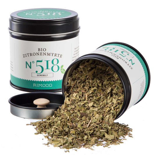 Getrocknete Bio-Gin-Botanicals verlieren vor einer Dosis, eine weitere beschriftete Dosis steht dahinter.