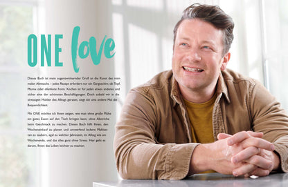 Mann im beigen Sweatshirt sitzt am Tisch, daneben Text: Geschenkset ONE von Jamie Oliver.