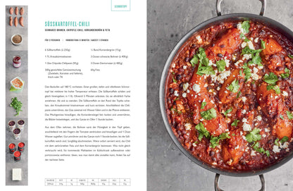 Süßkartoffel-Chili von oben, mit Koriander und Käse bestreut, daneben Geschenkset ONE von Jamie Oliver.