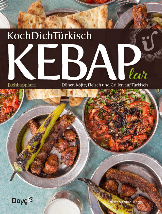 Kebabs, gegrilltes Gemüse und Fladenbrot auf einem Tisch, Geschenkset Kebap lar Verpackung sichtbar.