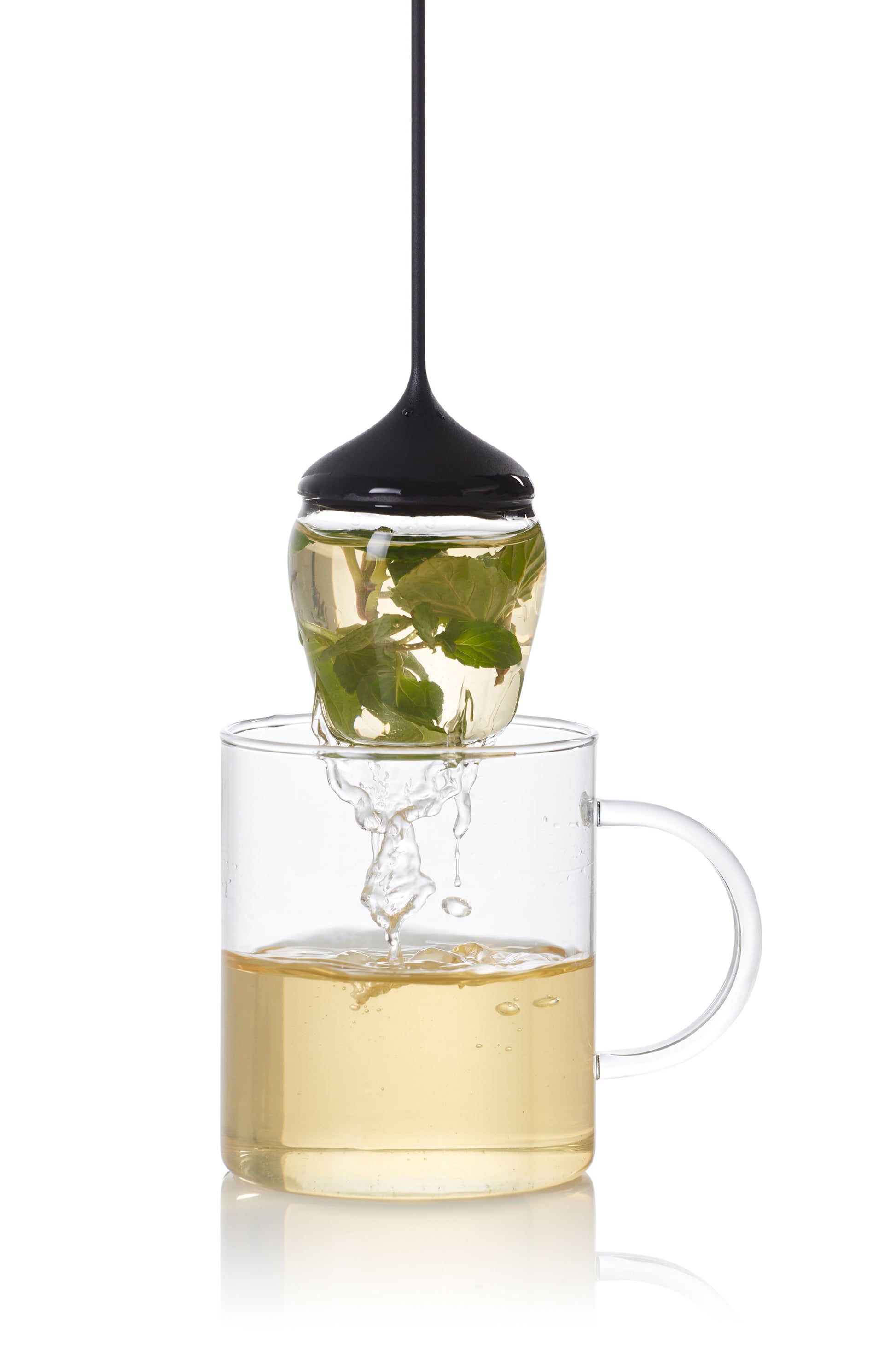 Glas-Teefilter Fusion von AdHoc mit frischen Minzblättern in einem Borosilikatglas-Becher.