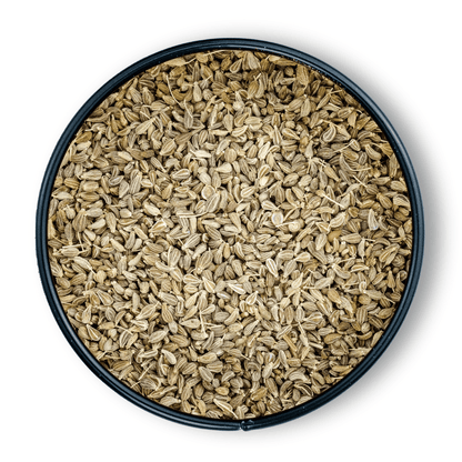 Runde schwarze Schale mit ganzem Bio-Anis von oben auf weißem Hintergrund.