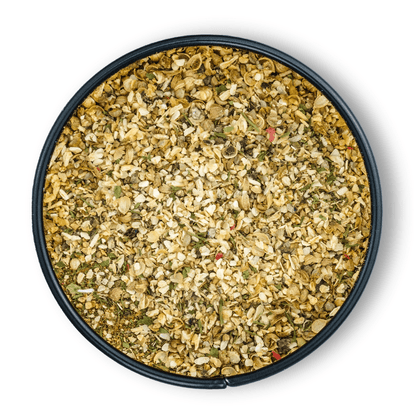 Runde schwarze Dose mit Bio Fischgewürz, gefüllt mit getrocknetem Knoblauch und Kräutern, von oben.