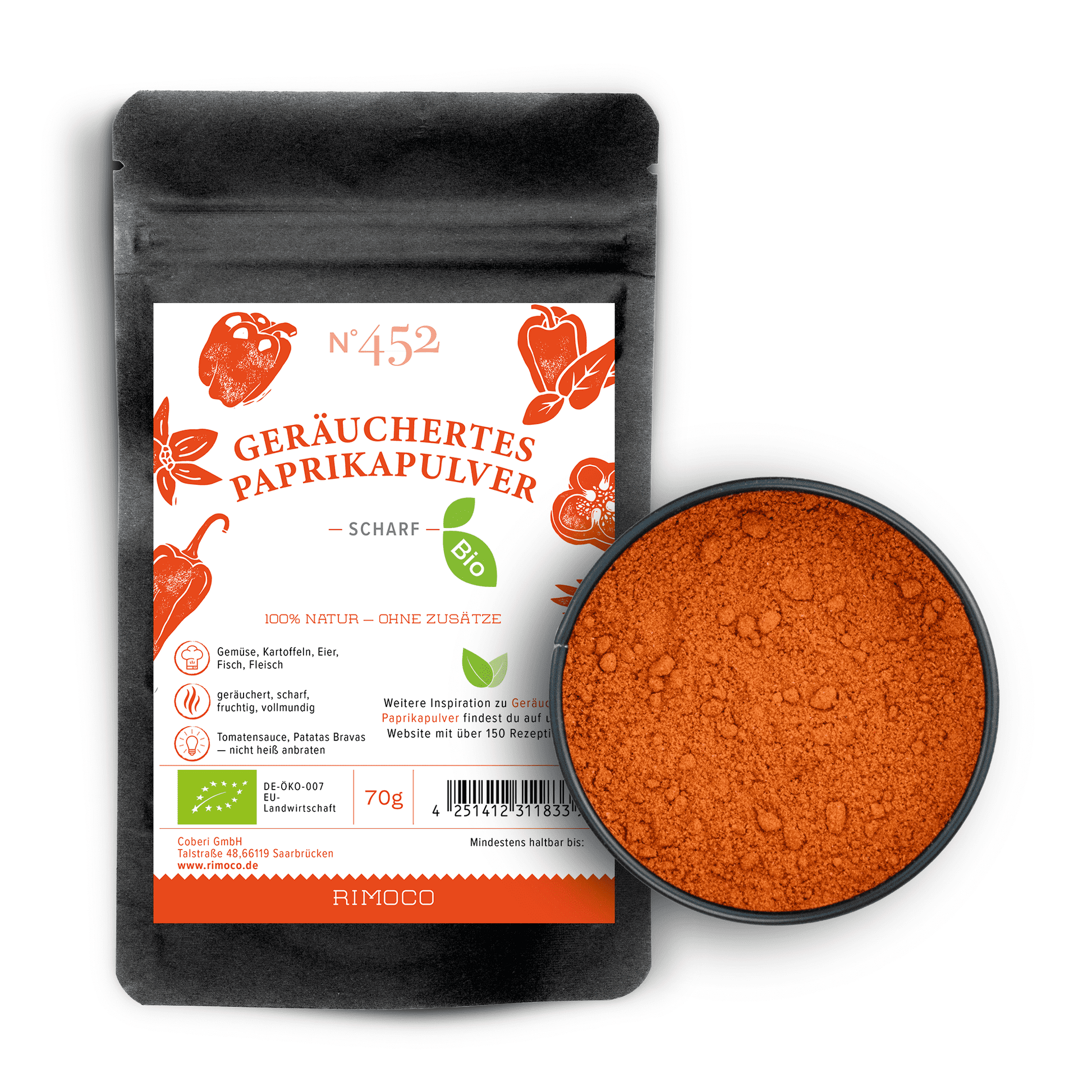 Schale mit gemahlenem Bio Paprikapulver, daneben eine Packung mit deutscher Aufschrift, von oben.