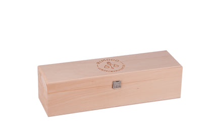 Holzbox mit Metallverschluss und Logo, geöffnet und bereit zum Befüllen, ohne sichtbaren Inhalt.