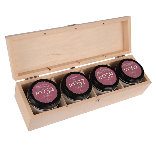 Offene Holzbox mit vier Dosen, beschriftet mit Nr. 052, 057, 059 und 062 (Chili Pequin).