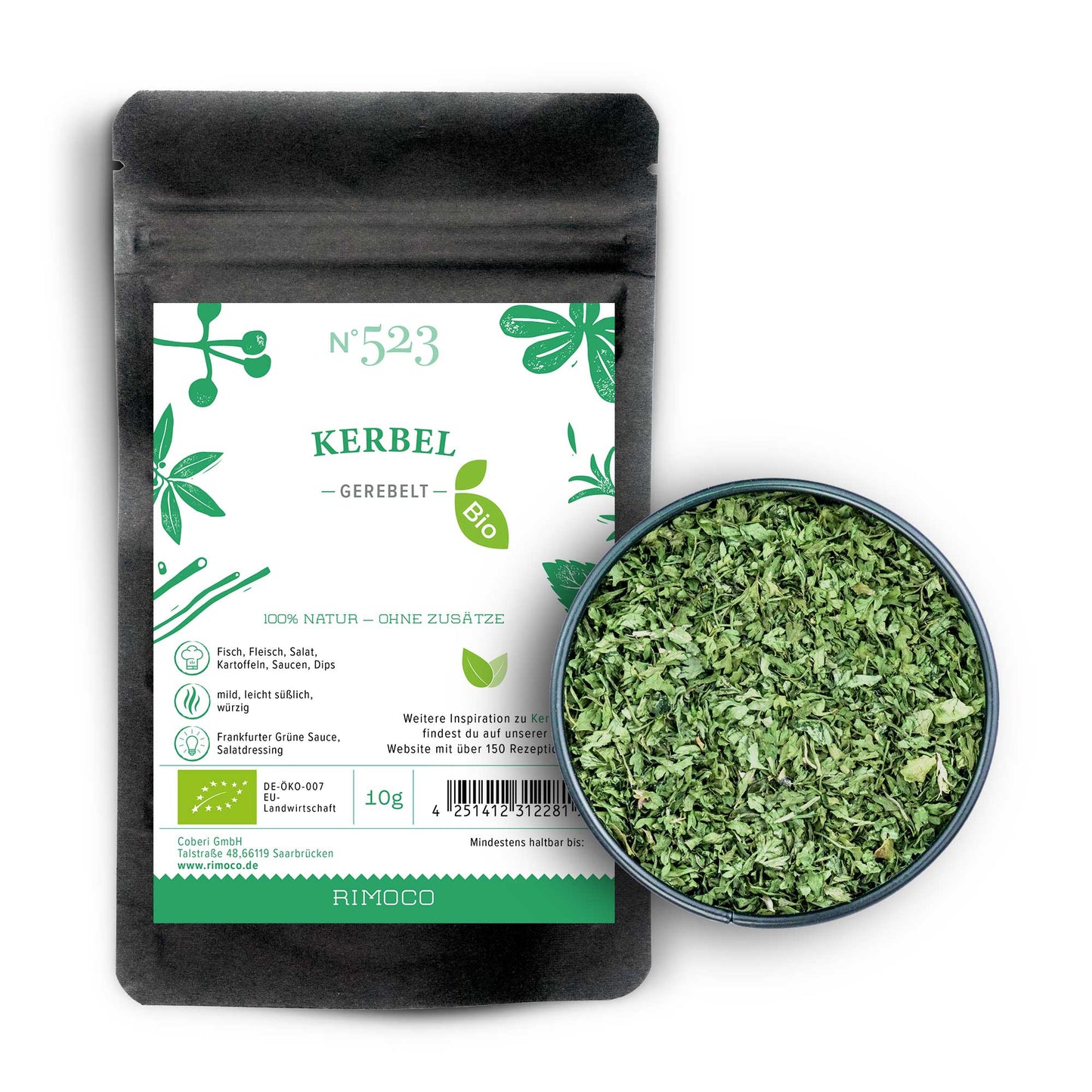 Ein Paket und eine Schale mit Bio-Kerbel auf weißem Hintergrund.