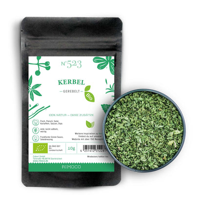 Ein Paket und eine Schale mit Bio-Kerbel auf weißem Hintergrund.
