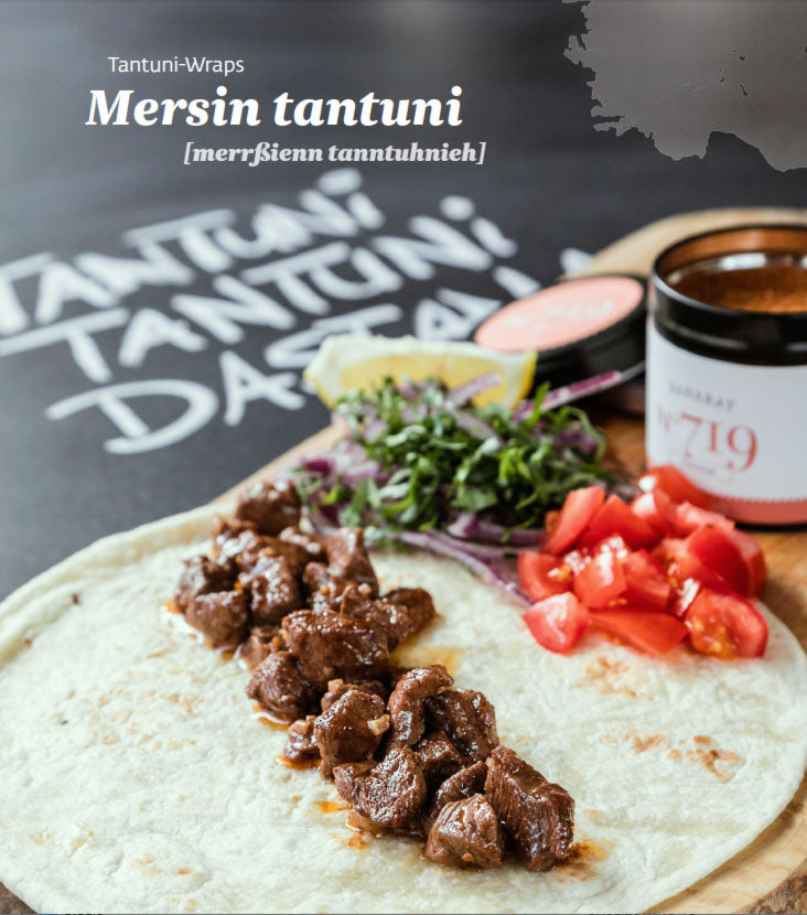 Offener Wrap mit Rindfleisch, frischem Gemüse und grobem Bio-Gewürz, dazu Geschenkset-Verpackung.