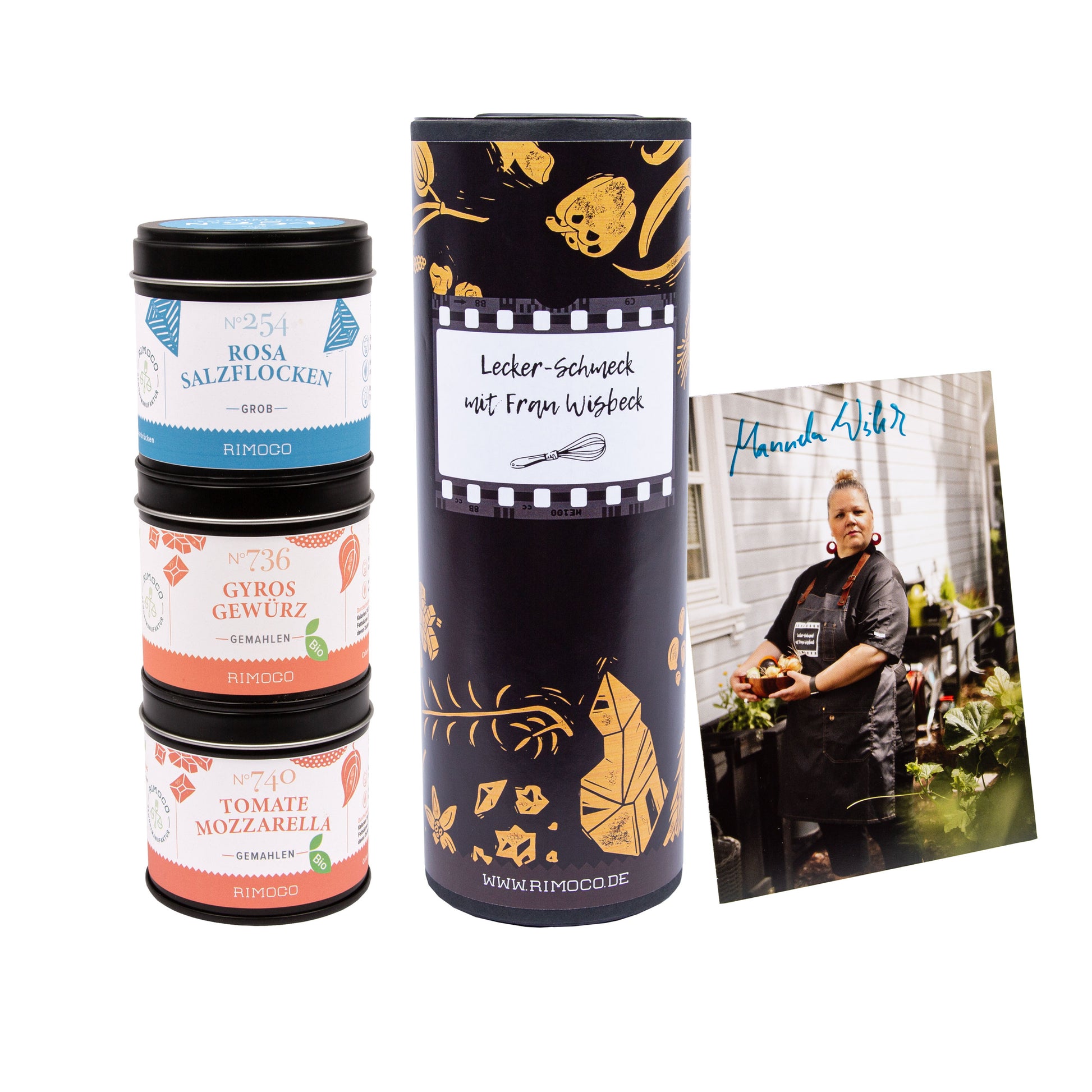 Drei Gewürzgläser, eine Geschenkbox und ein Rezeptheft von Manuela Wisbeck sind zu sehen.