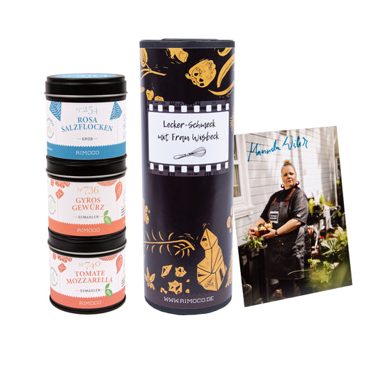 Drei Gewürzgläser, eine Geschenkbox und ein Rezeptheft von Manuela Wisbeck sind zu sehen.