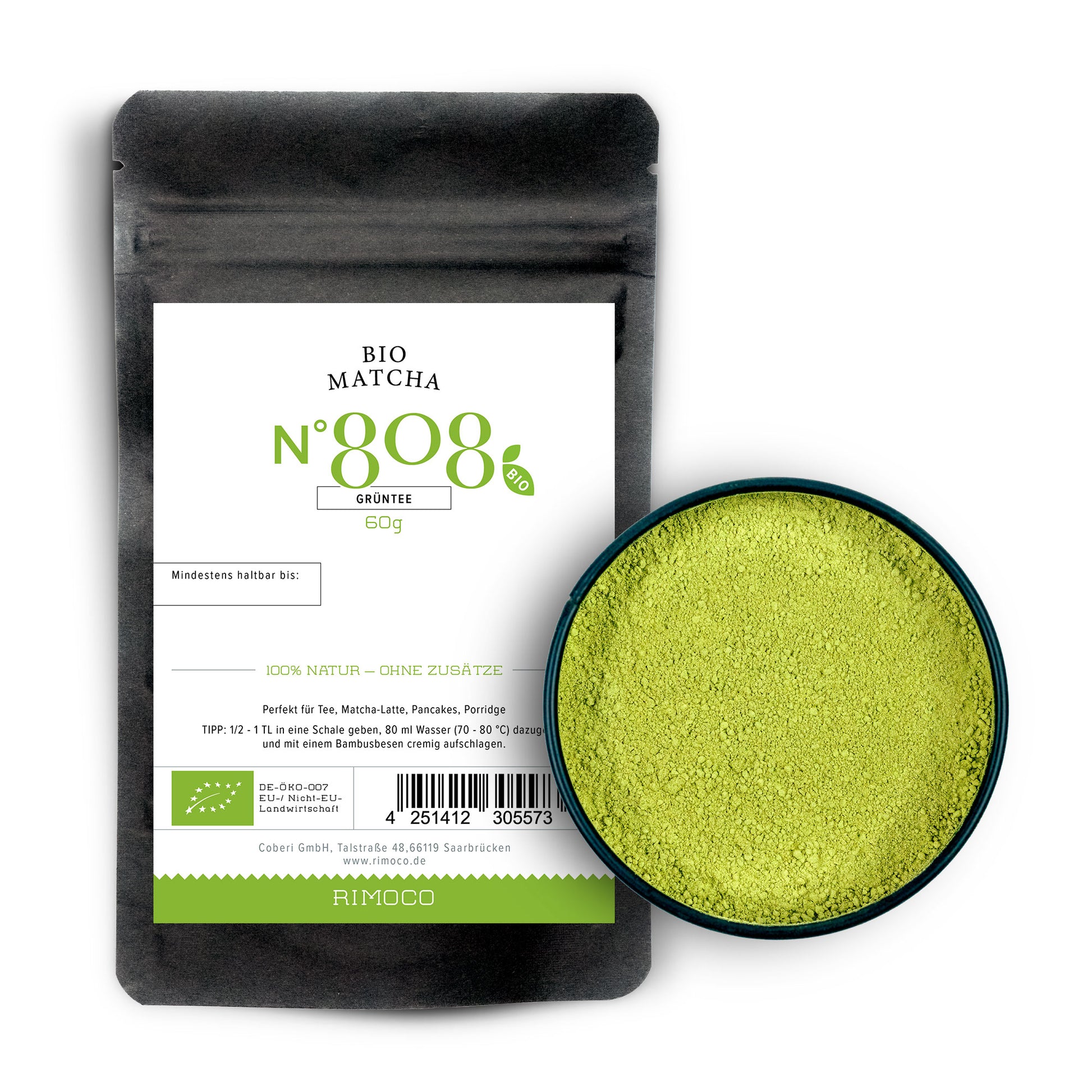Schwarzer Beutel Bio Matcha Tee neben einer Schale mit grünem Matcha-Pulver.