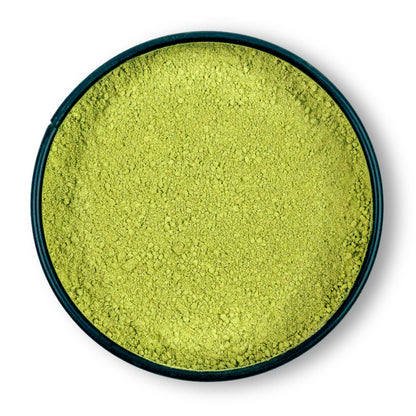 Runde Dose mit Bio Matcha Tee, von oben sichtbar, gefüllt mit fein gemahlenem Matcha-Pulver.