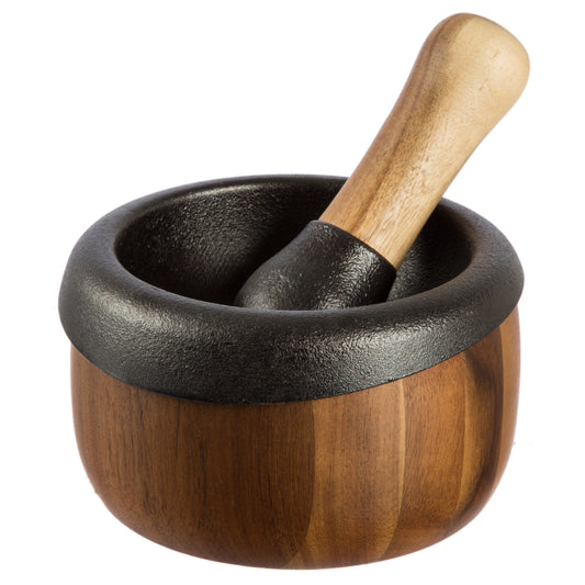 Holzmörser mit schwarzem Stößel, der im Mörser liegt.