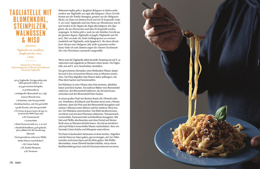 Tagliatelle mit Walnüssen auf blauem Teller, eine Hand dreht die Nudeln; links Text: Pasta & Verdura Kochbuch.