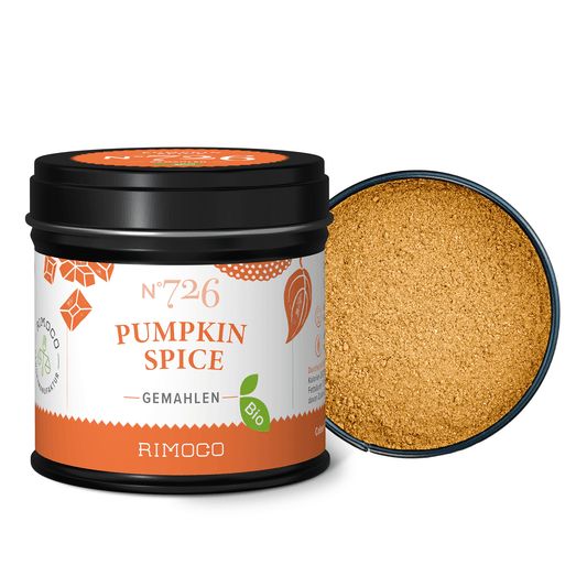 Offene Dose Bio Pumpkin Spice mit feinem orange-braunem Gewürz und sichtbarer Muskatblüte.