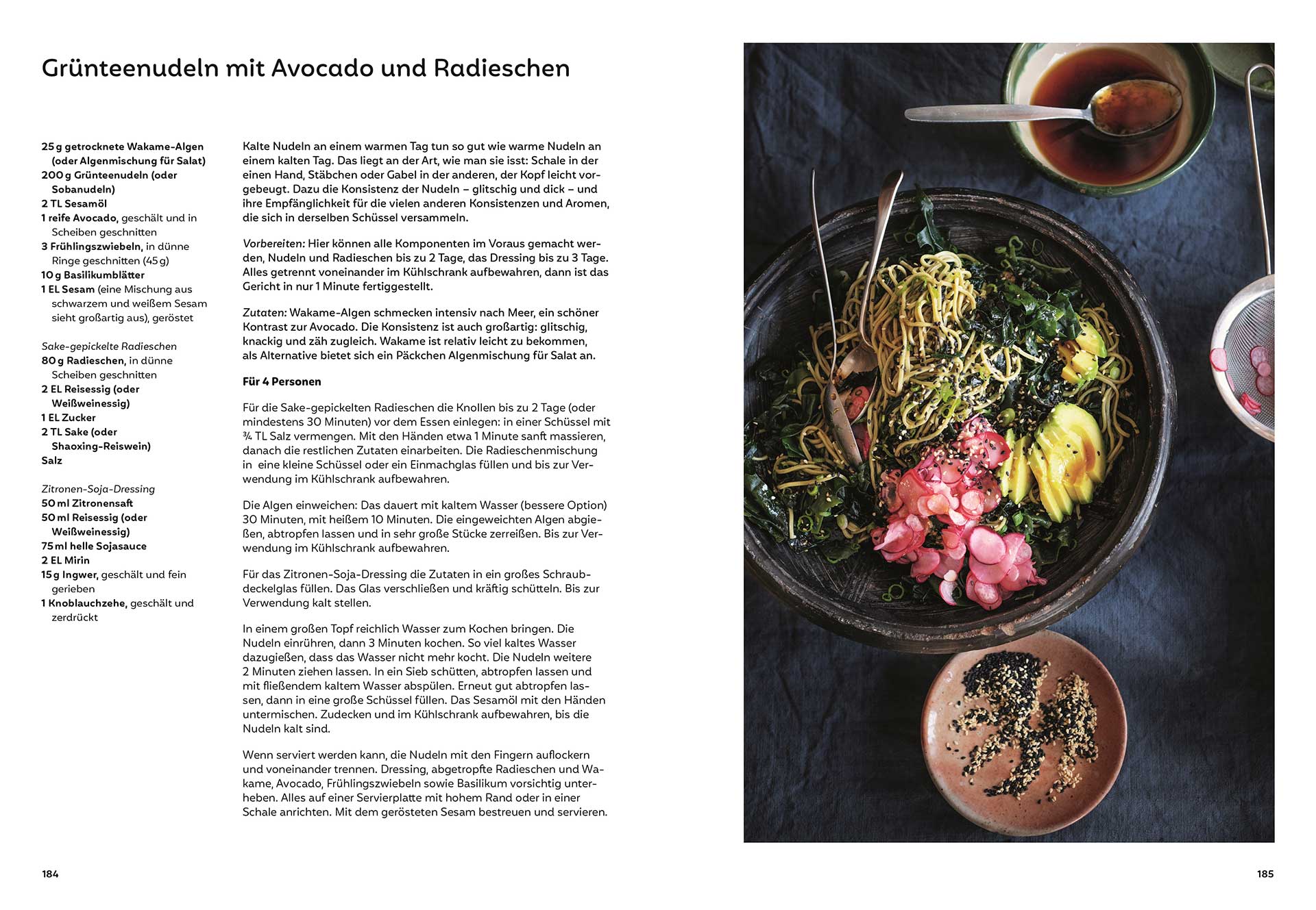 Grüntee-Nudeln von oben auf einem Teller, inspiriert vom Ottolenghi Comfort Kochbuch.