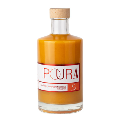 Poura Bio Sanddorn-Essenz in Glasflasche mit sichtbarem Etikett und Hinweis auf Ingwer.
